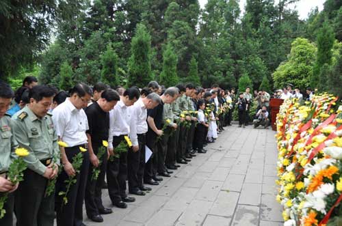 2012年5月10日下午3時(shí)，在湖南省張家界市天子山賀龍公園隆重舉行了